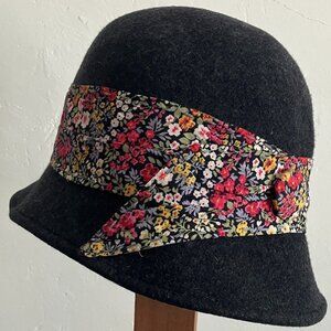 Vintage San Diego Hat Company Womens Cloche 1920s flapper style Grey Floral Sash